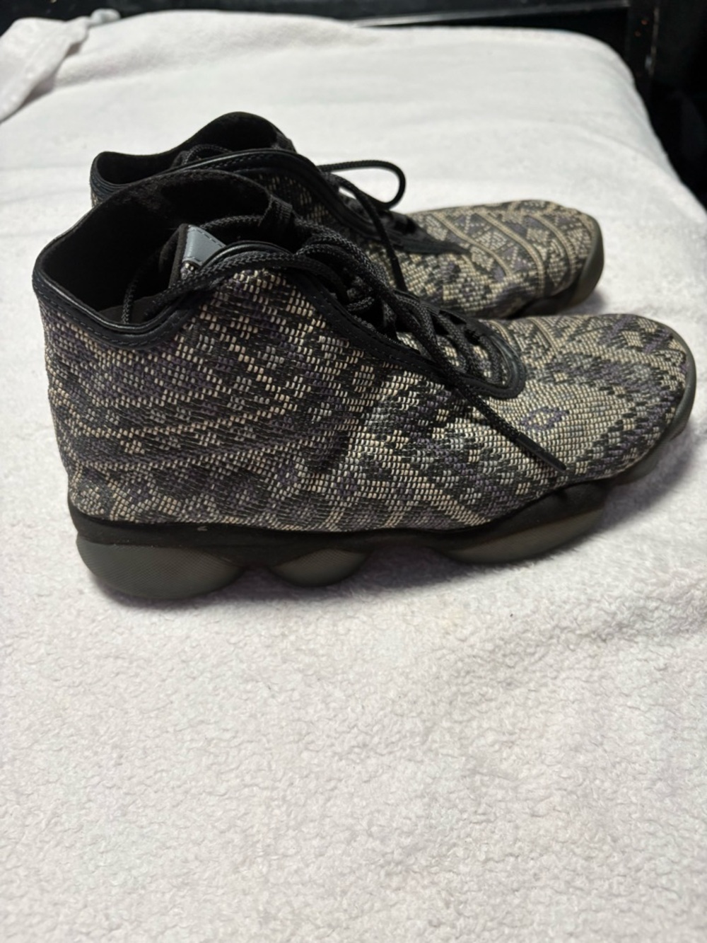 Jordan Low-Cut Athletic Shoes in Black and Gray